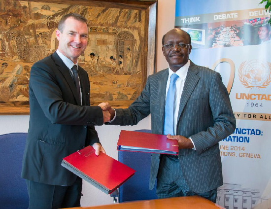 CITES秘書長John E.Scanlon與UNCTAD秘書長Mukhisa Kituyi簽署協議。  取自Twitter.com 