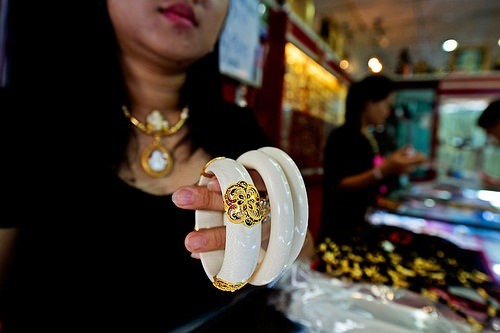 泰國Phrachan市場販售的象牙手環。  取自WWF-Canon / James Morgan