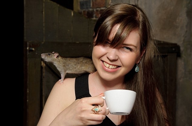 你敢讓老鼠在肩膀上活動，一邊悠閒享用咖啡嗎？　取自網路