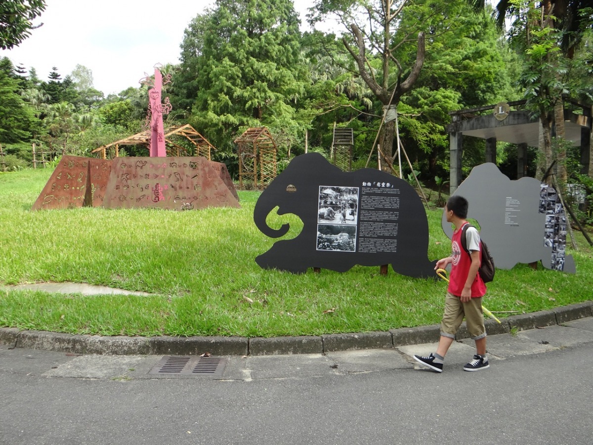 告示板上記載了當時大象禮拜時的情景，讓民眾可以體會日據時代至今的改變。　台北動物園/提供