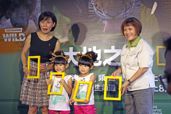 左起國家地理頻道行銷副總李敏、左左右右及台北動物園副園長劉世芬。　李娉婷/攝