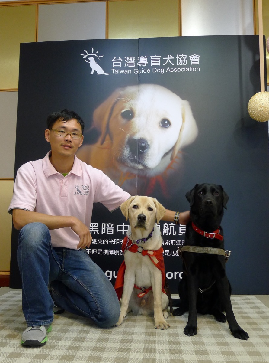 台灣導盲犬協會的訓練師黃一山。　何宜/攝