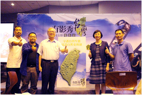 李桃生、曾淑賢與三位首映導演合影，在台灣上蓋上手印象徵「手」護台灣。　何宜/攝