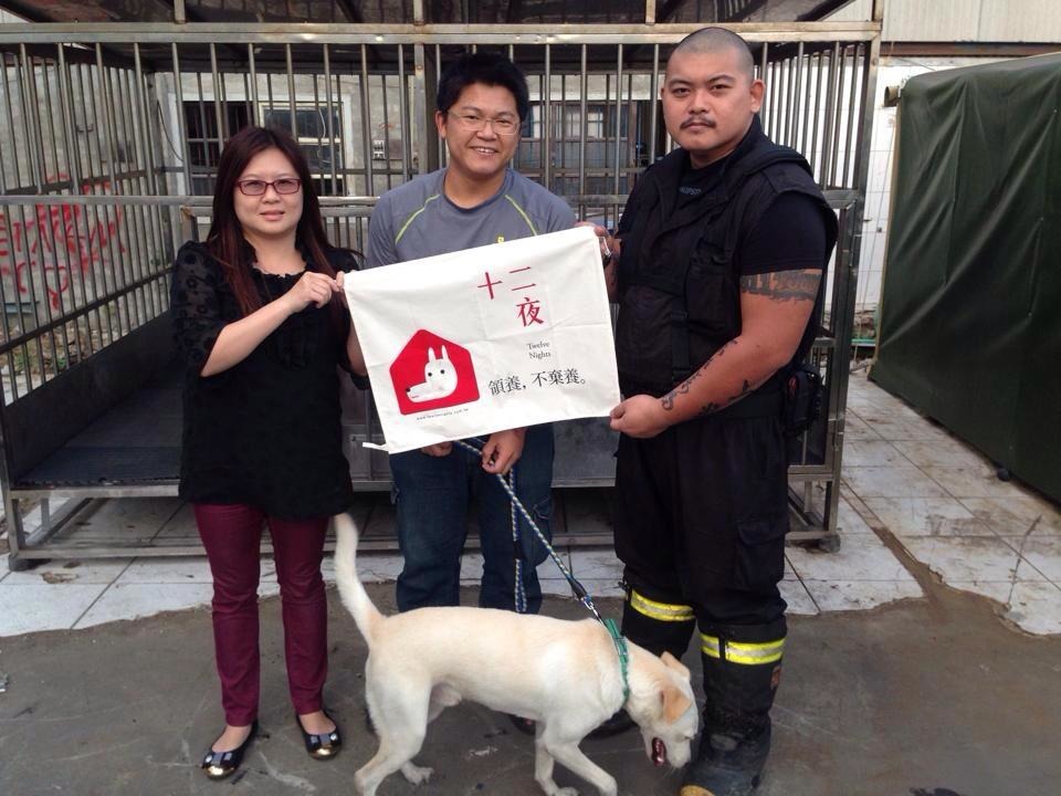 在電影《十二夜》拍攝期間，被李榮峰救援出來的狗狗，前陣子順利找到新主人。 取自李榮峰臉書