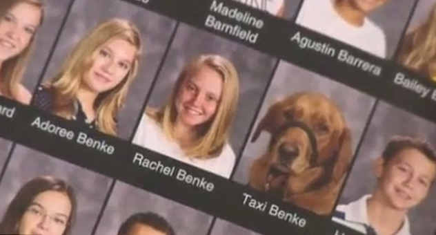 服務犬「的士」(Taxi)，與小主人瑞秋（Rachel Benke）一同登上學校年鑑。取自網路