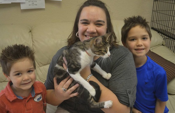 小貓找到新家，還有了兩個哥哥！　取自Humane Society of North Texas