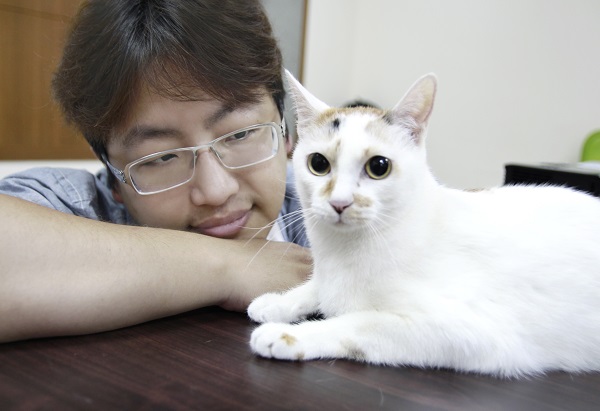 宋牧奇（左）的愛貓MOMO截肢後活力不減，靠著一雙前腳行動。　宋牧奇/提供