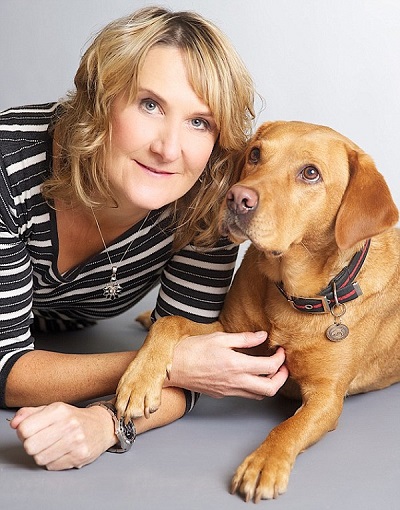 英國動物行為心理學家和她的拉不拉多Daisy，Daisy目前已成功嗅出500多例癌症患者。　取自網路