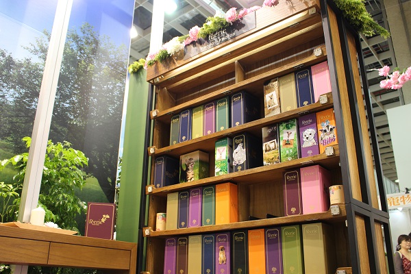 翡翠森林設計的納骨塔就像書櫃一般，每一本天堂書就是一個毛孩的生命故事。　江幸芸/攝