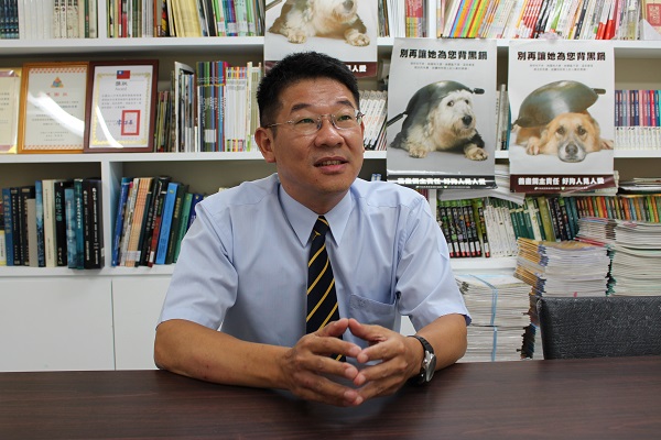 中華民國寵物商業同業公會全國聯合會秘書長張御丞，提出挑選寵物美容業者的5項指標。　江幸芸/攝