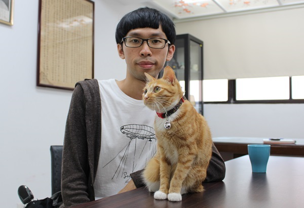 朱俊志一年多前撿到盲貓YANA，經過大家照顧，YANA現在優雅又健康。　江幸芸/攝