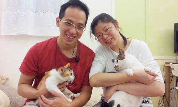 吳涵嫣（右）和老公游騰億（左）因為愛貓而成立寵物家具品牌「MOMOCAT摸摸貓」，今年10月將滿6周年。　吳涵嫣/提供