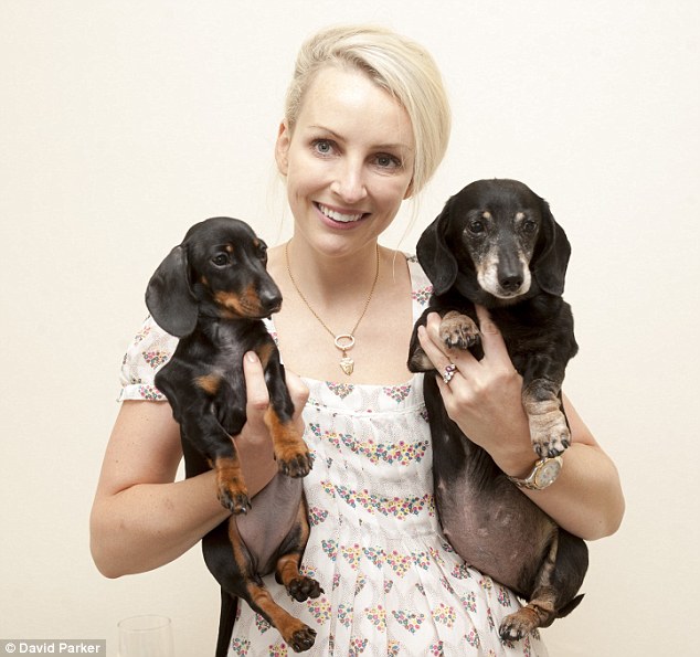 蕾貝卡與她的小狗們，她用複製的方式延續對維尼的愛。　取自網路