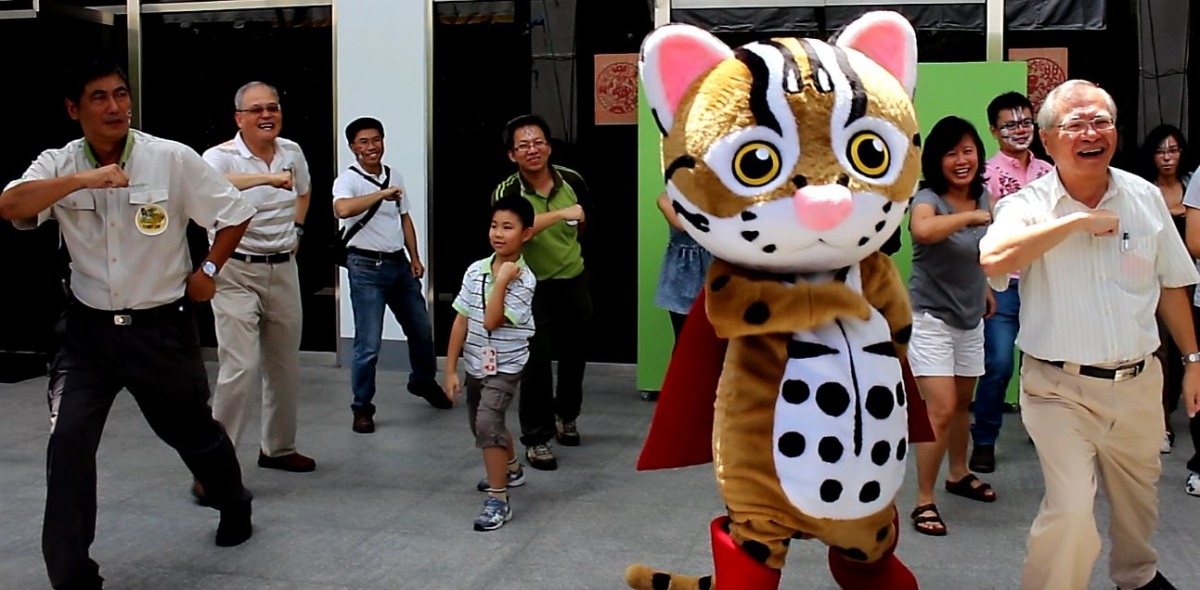 台北市立動物園園長金仕謙（左一）、特有生物研究保育中心主任方國運（左二）、吉祥物阿虎與林務局局長李桃生（右）一起為保育石虎動起來。　李娉婷/攝