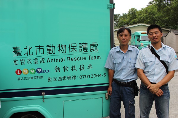動物救援隊小組長鄭謝穎與隊員陳永豪，從救援隊成立之初待到現在，都是相當有經驗的資深隊員了。　李娉婷/攝
