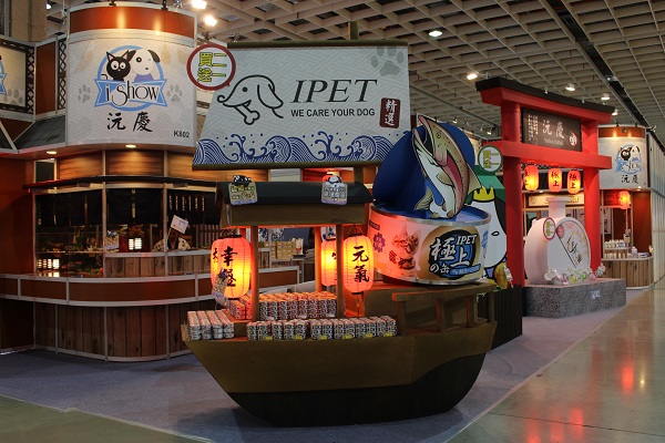 自製貓狗罐頭的沅豐企業，以日本料理店為主題設計攤位。　李娉婷/攝