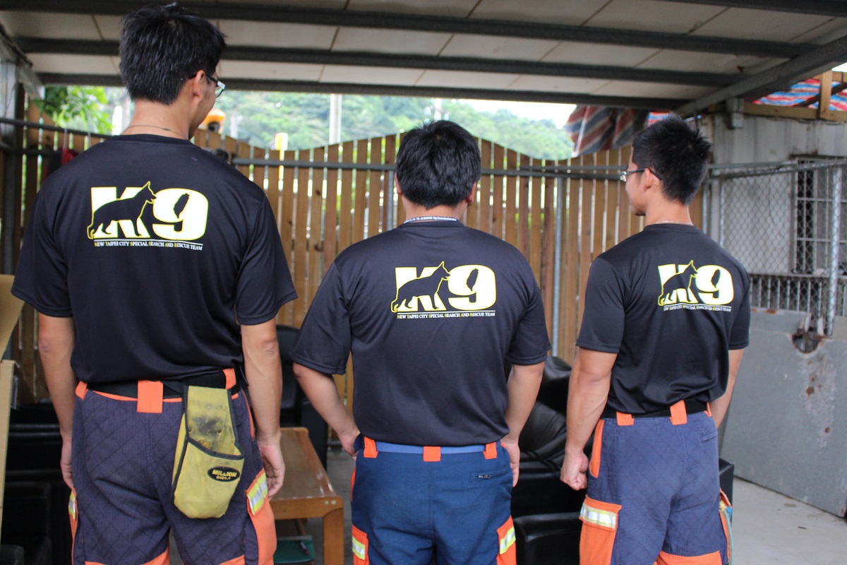 新北市消防局控犬隊的制服，是由一位控犬員親手設計，9字裡巧妙嵌入台灣島。　李娉婷/攝