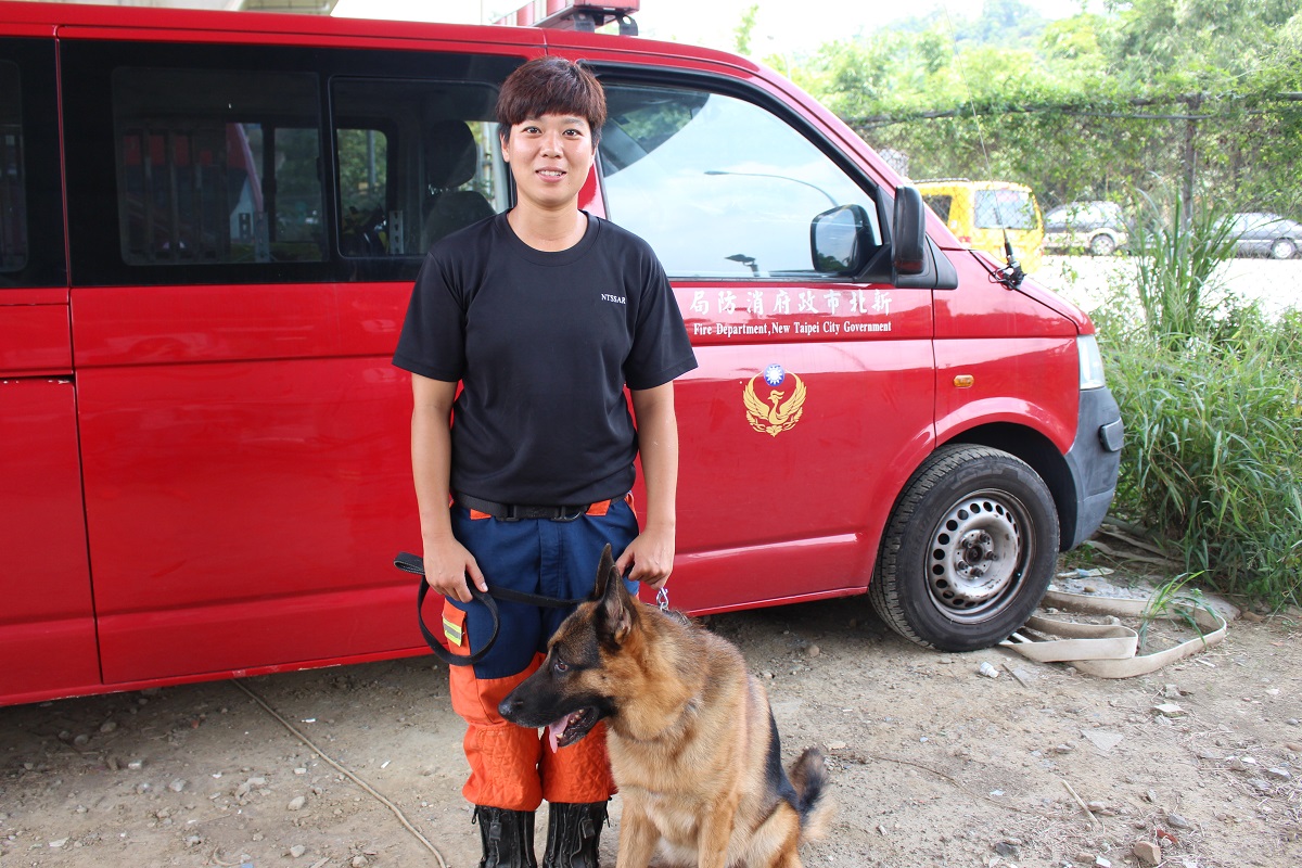 控犬員羅浩芳與搜救犬「無敵」。　李娉婷/攝