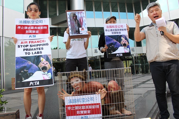 關懷生命協會執行長何宗勳(右)呼籲台灣民眾抵制法航。　李娉婷/攝